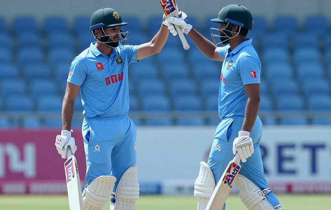 লখনউয়ের মাঝের ওভারগুলো: ৩২ বল হাতে রেখে ভারতের জয় আসলে কী বলছে লখনউয়ের মাঝের ওভারগুলো: ৩২ বল হাতে রেখে ভারতের জয় আসলে কী বলছে