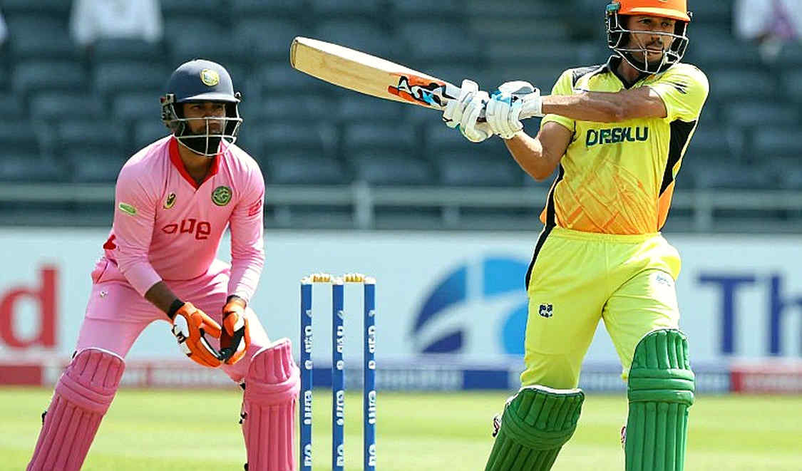 Weatherald's Concussion: Boundary Hoarding Collision in Sheffield Shield Clouds Test Return